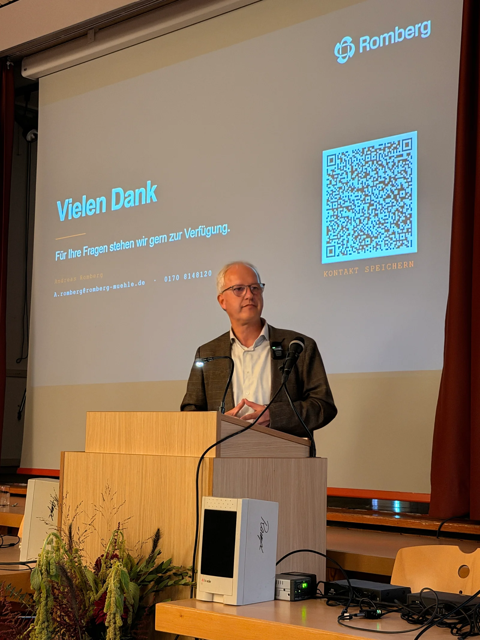 Andreas Romberg beim Vortrag in Volkach über den Brand seiner Mühle