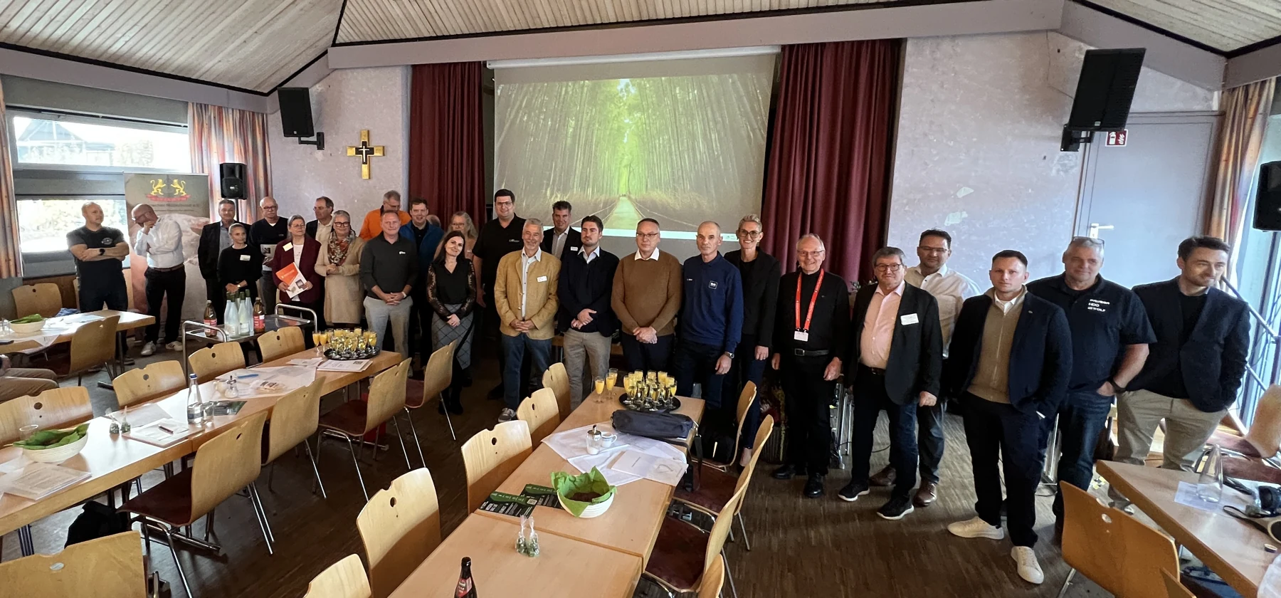 Gruppenfoto der Aussteller im Saal des Volkacher Pfarrheims bei der 51. Müllerei-Fachtagung