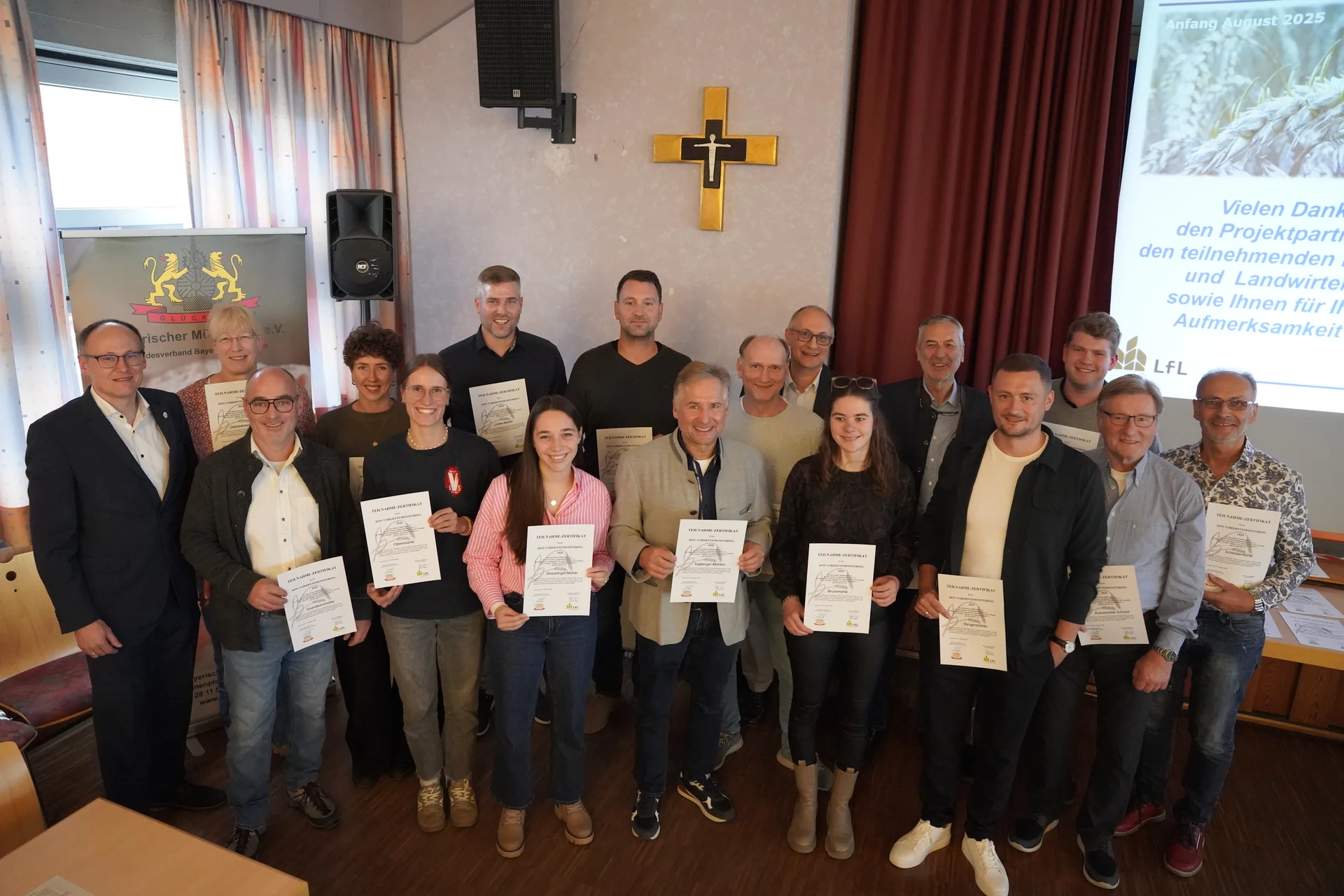 Gruppenfoto mit Vertreterinnen und Vertretern teilnehmender Mühlen, die Teilnahmezertifikate zum DON-Vorerntemonitoring halten
