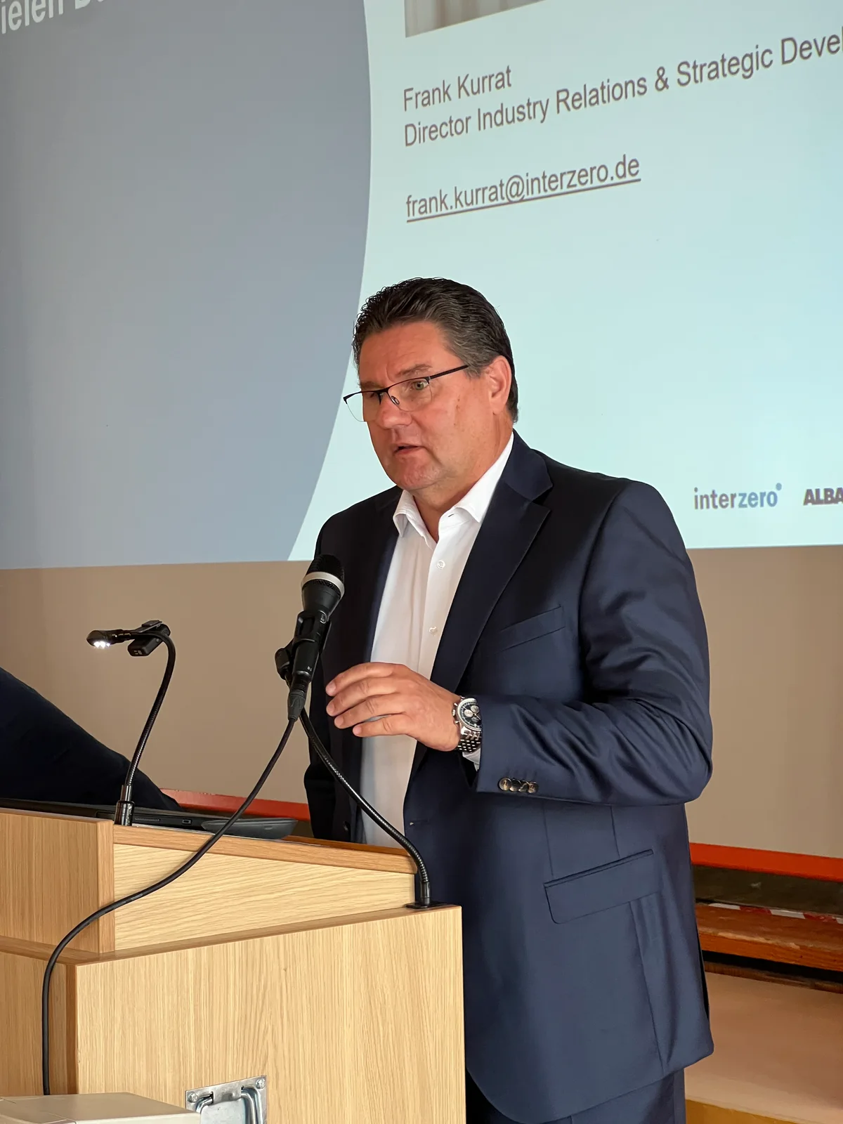 Frank Kurrat beim Vortrag im Volkacher Tagungssaal