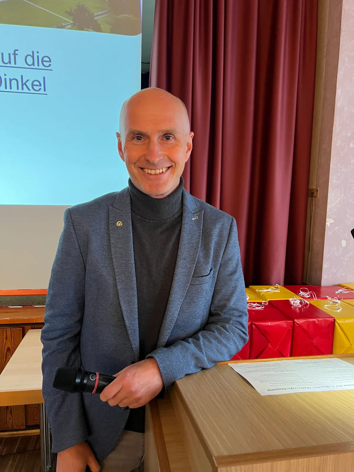 Prof. Dr. Friedrich Longin mit Mikrofon im Volkacher Tagungssaal