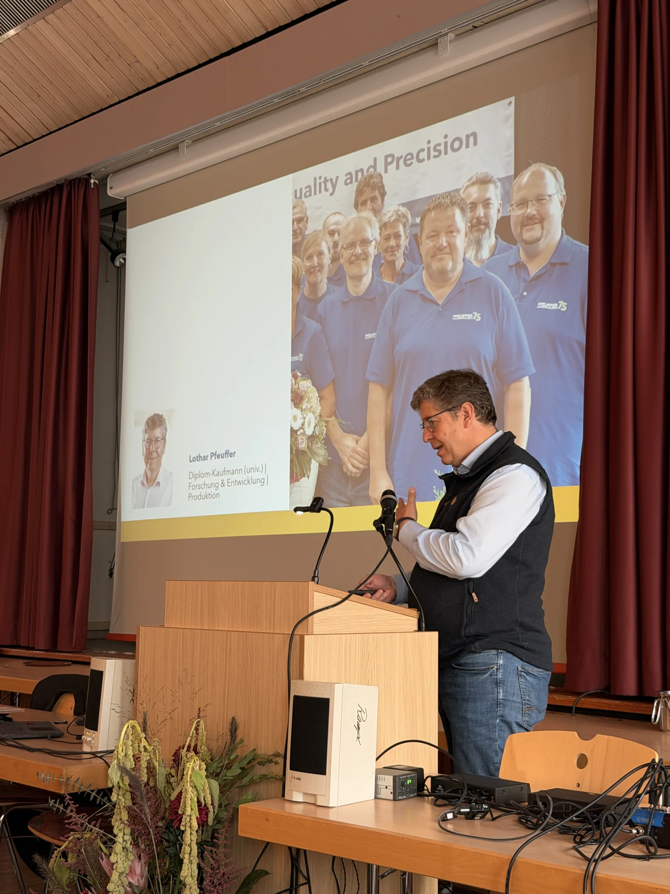 Lothar Pfeuffer beim Vortrag über die automatisierte Getreideannahme in Volkach
