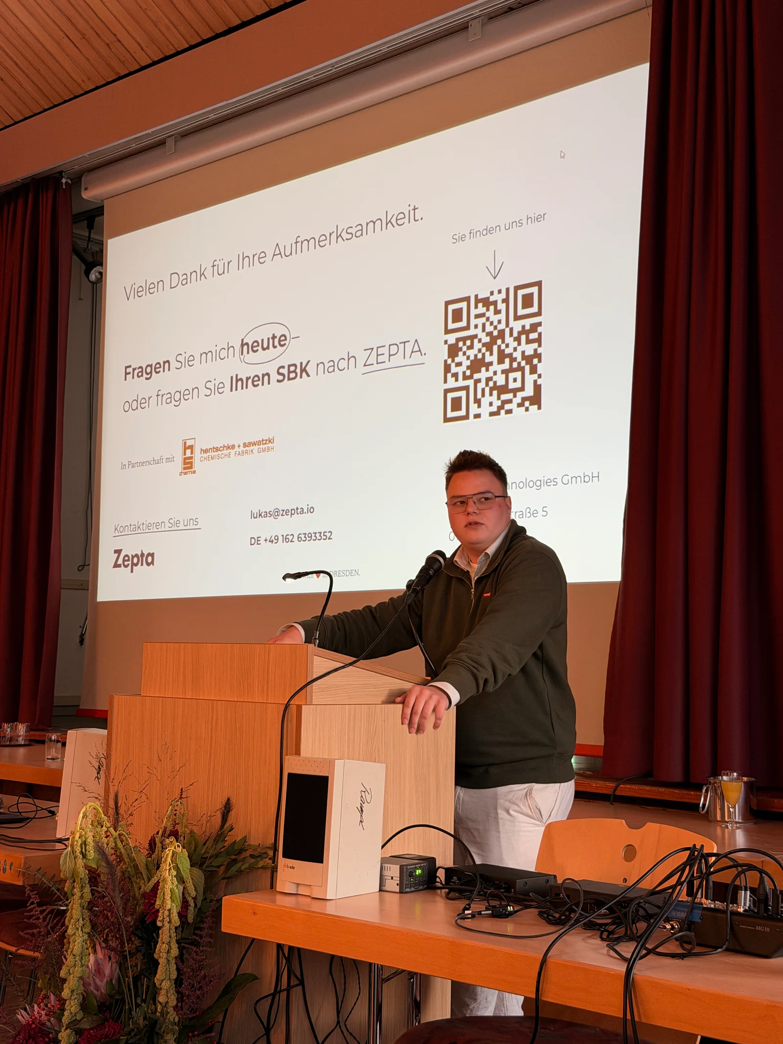 Lukas Deuscher beim Vortrag über digitale Nagerüberwachung in Volkach