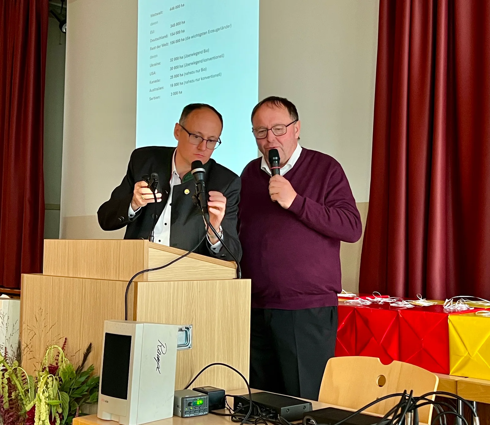 Szene mit zwei Personen am Rednerpult beim Vortrag von Michael Sailer