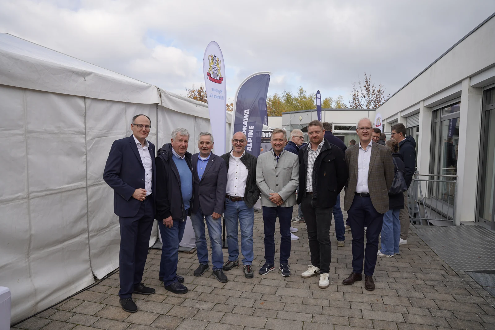Gruppenfoto von Tagungsgästen vor dem Volkacher Pfarrheim; mit dabei sind Vertreter des Mitteldeutschen Müllerbundes