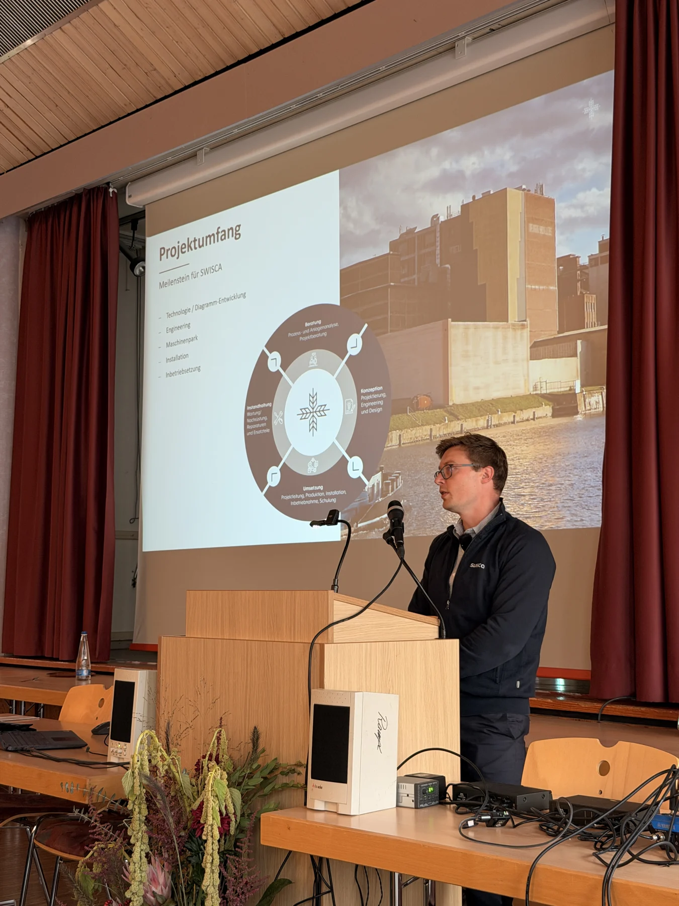 Paul Gaigl am Rednerpult vor der Präsentation zum Projekt der Ceresmühle